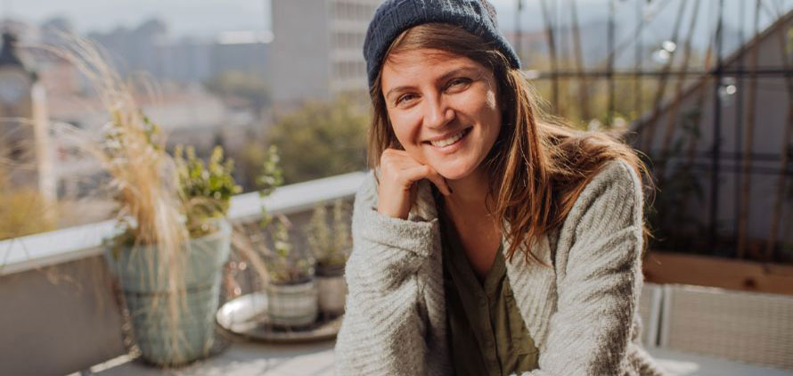 Mujer en una terraza sonriendo